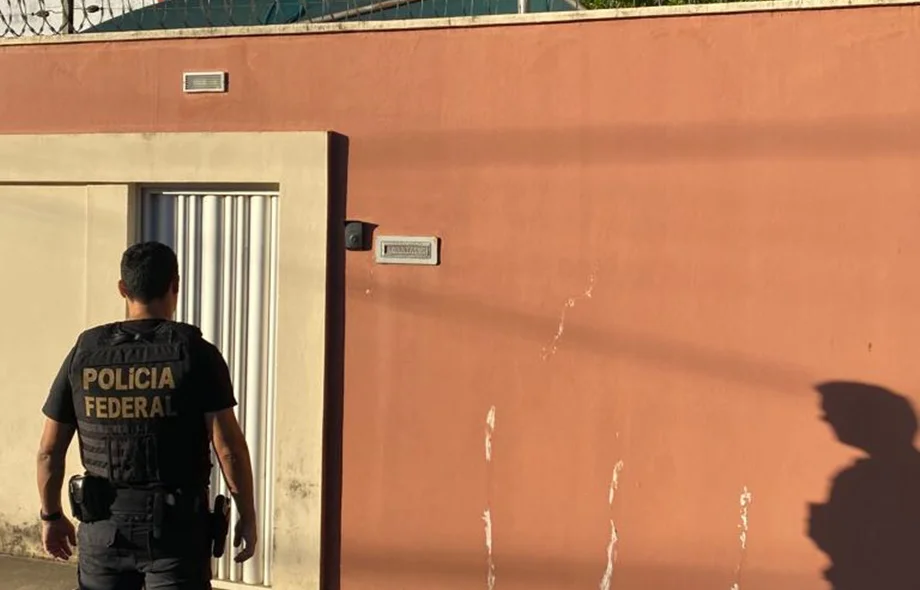 Agente da Polícia Federal durante o cumprimento dos mandados