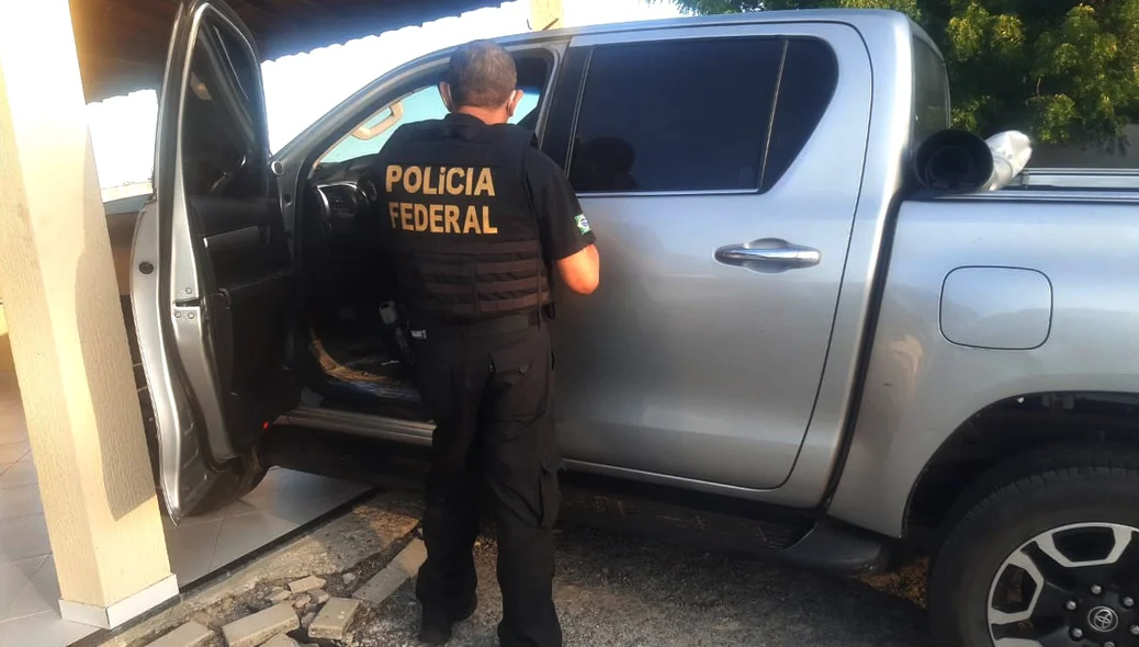 Agentes durante cumprimentos de mandados