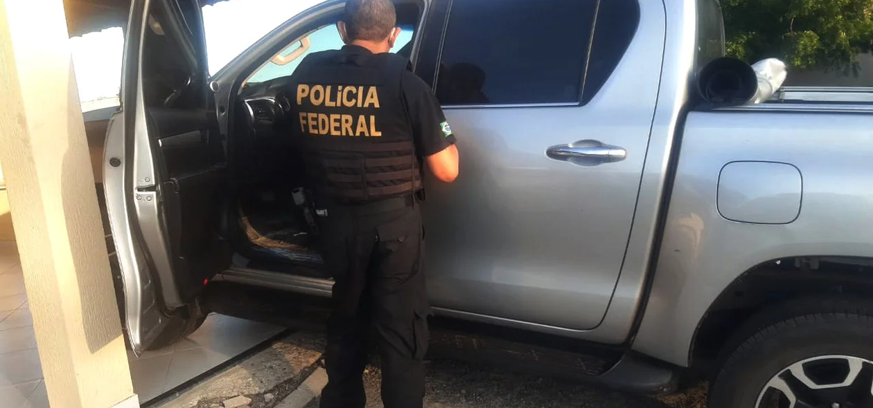 Agentes durante cumprimentos de mandados