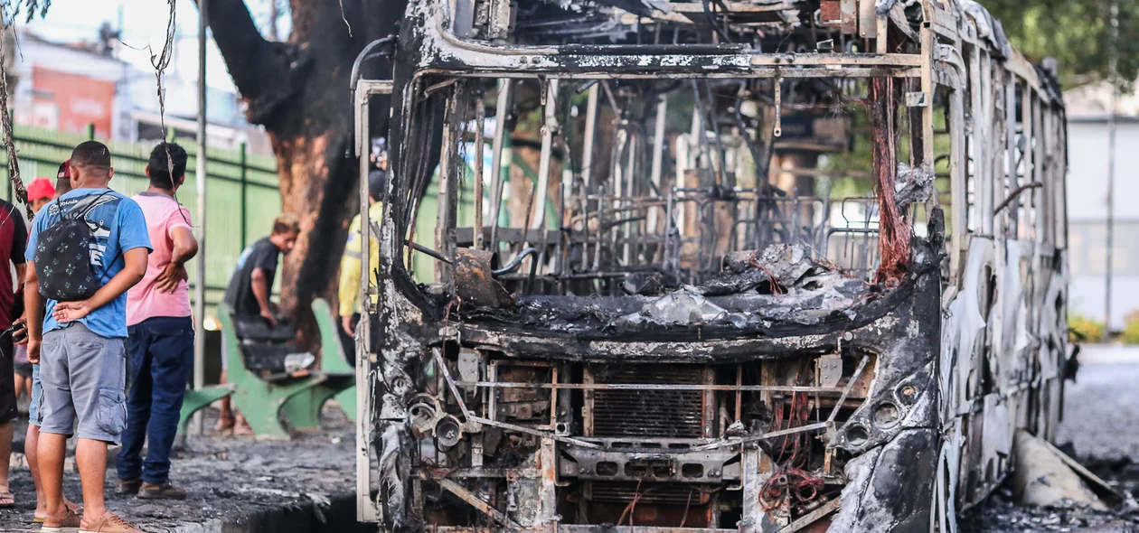 Além dos passageiros, o incêndio assustou populares