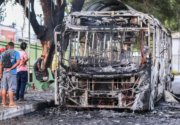 Além dos passageiros, o incêndio assustou populares