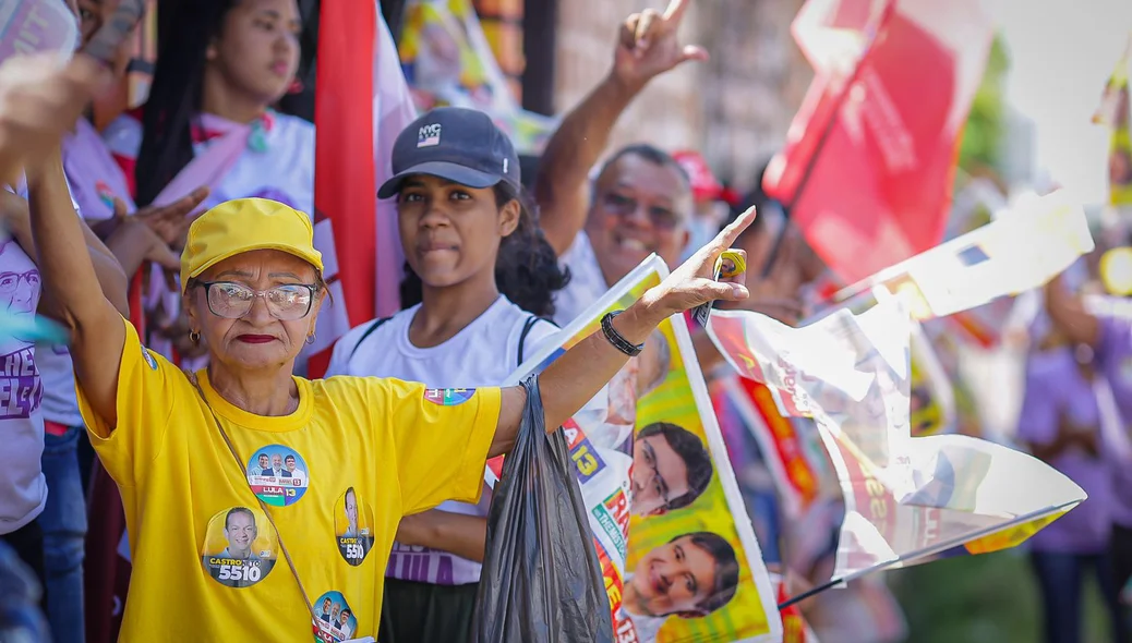 Apoiadores com bandeiras do PT