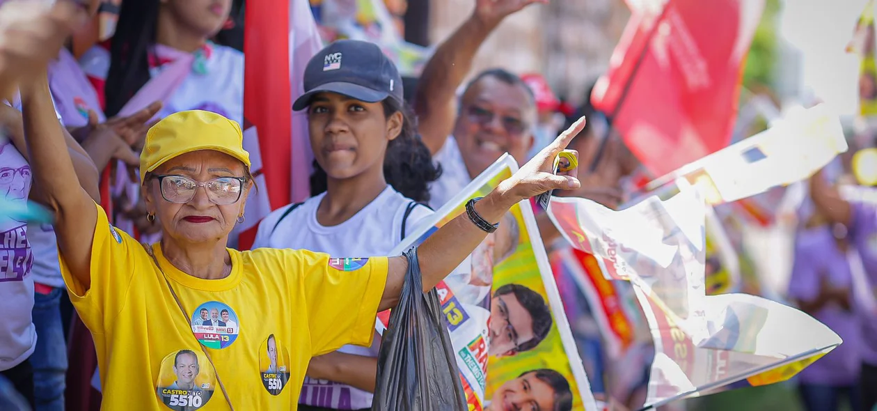 Apoiadores com bandeiras do PT