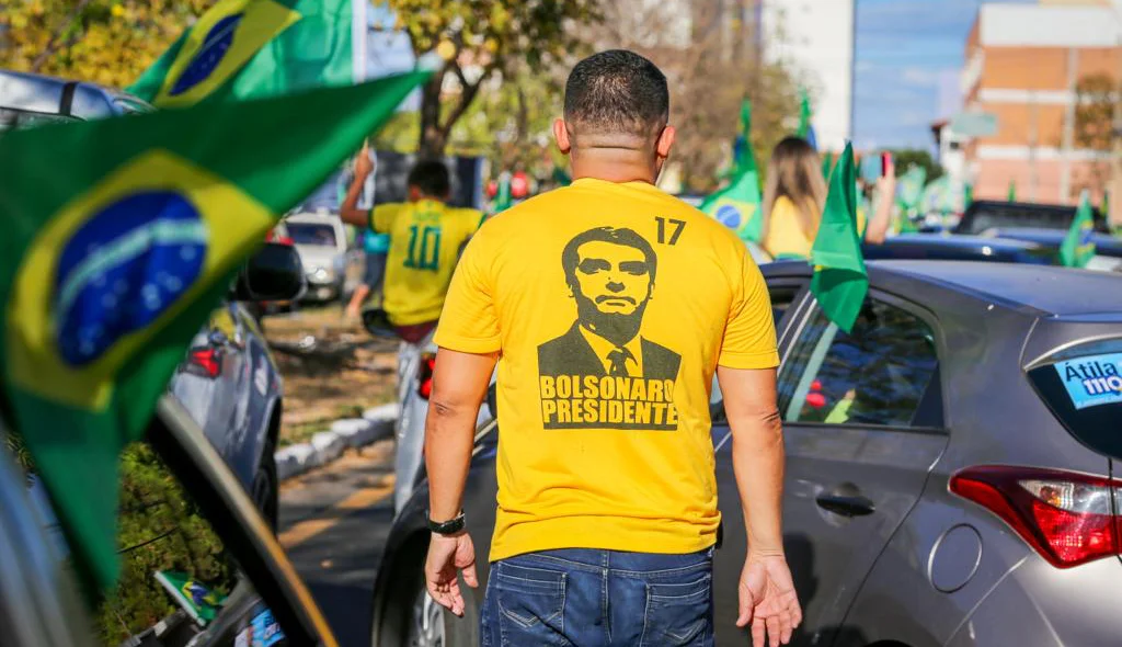 Apoiadores do presidente Jair Bolsonaro vestiram camisas do Brasil e com o rosto dele