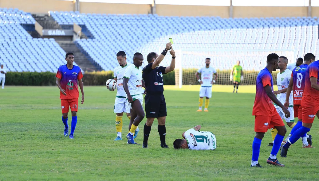 Arbitragem durante partida da Série B do Piauiense
