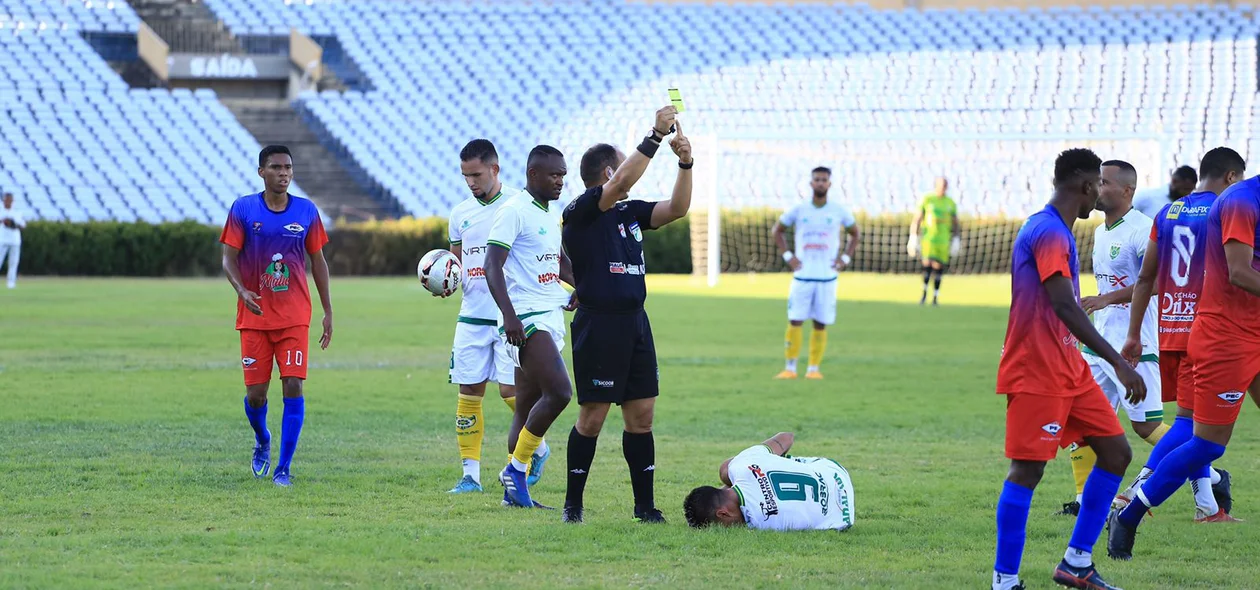 Arbitragem durante partida da Série B do Piauiense