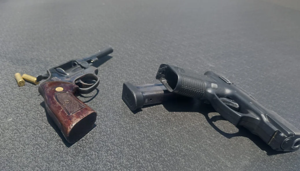 Armas dos criminosos foram apreendidas