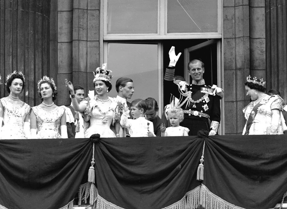Arquivo: Rainha Elizabeth II acena da varanda do Palácio de Buckingham, após sua coroação na Abadia de Westminster, em 02 de junho de 1953