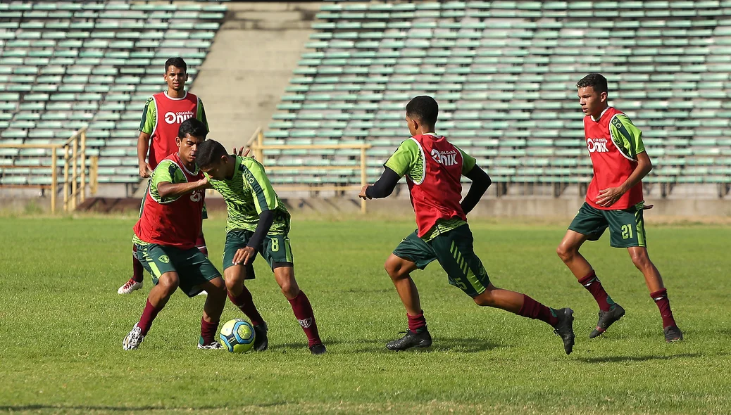 Atletas do time em jogo treino