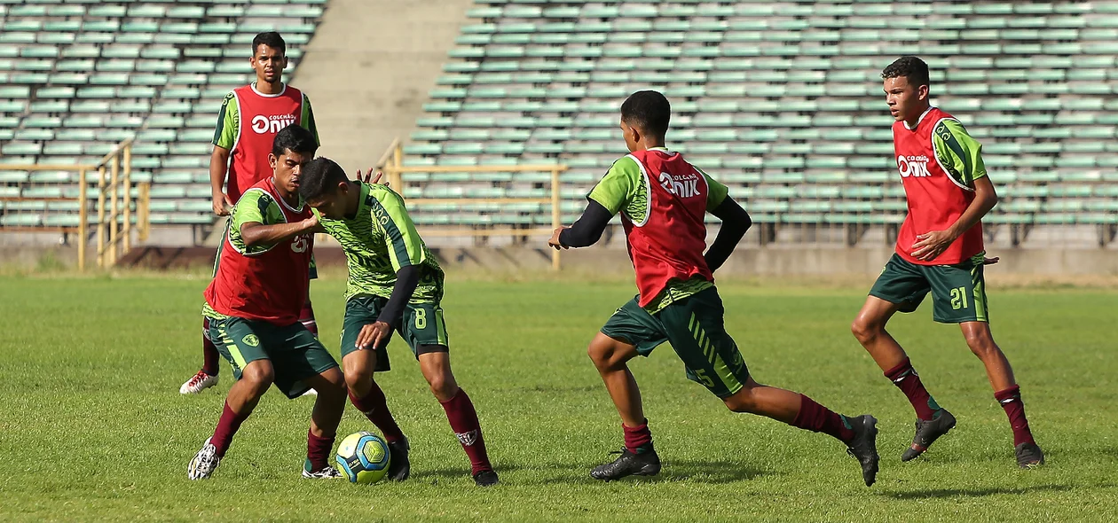 Atletas do time em jogo treino