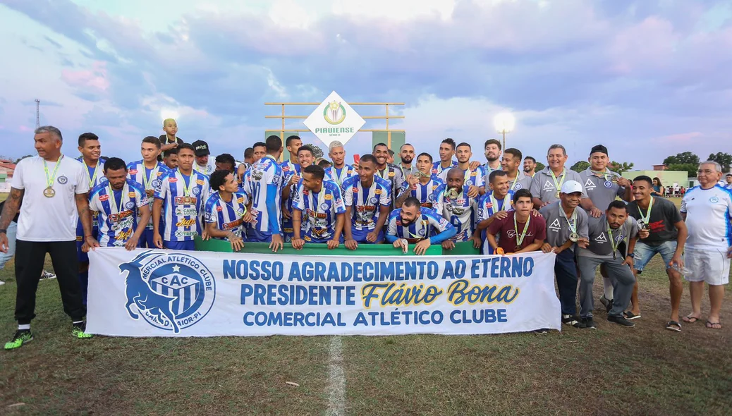 Atletas reunidos antes de levantar a Taça