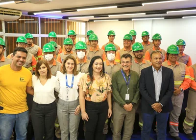 Autoridades e novos eletricistas