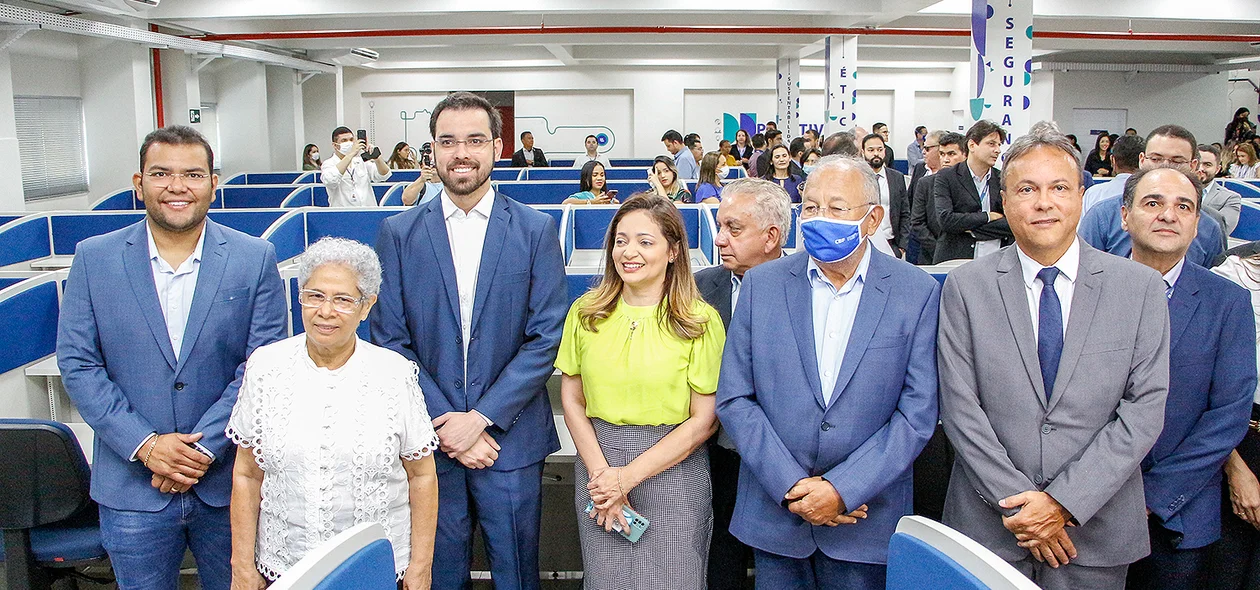 Autoridades visitando o novo call center