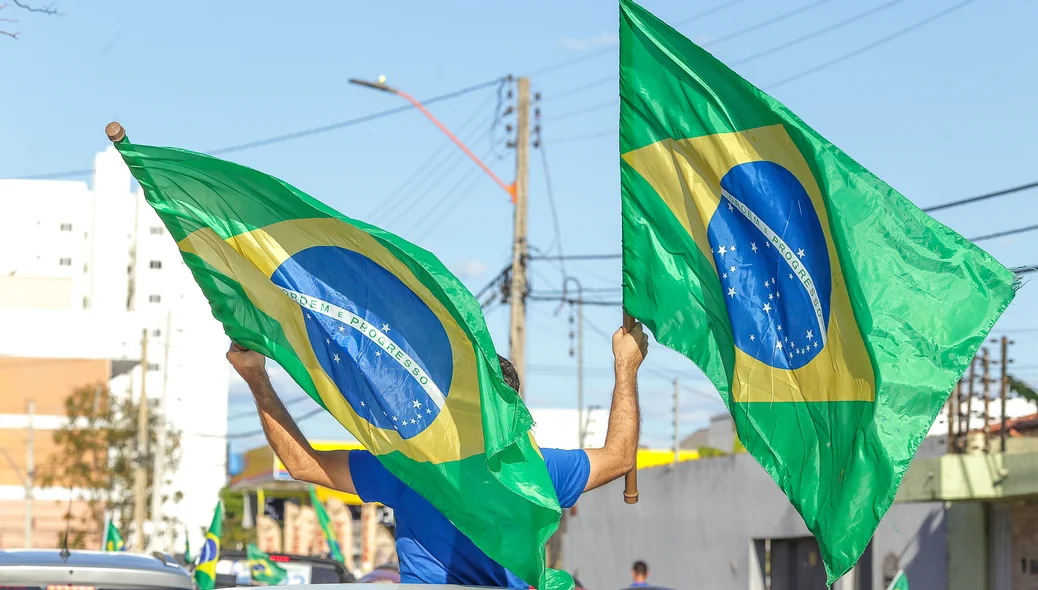 Bandeiras do Brasil coloriram a carreata