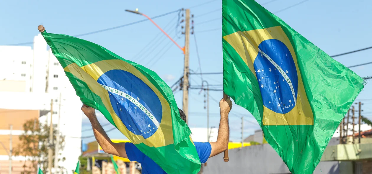Bandeiras do Brasil coloriram a carreata