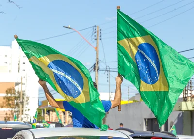 Bandeiras do Brasil coloriram a carreata