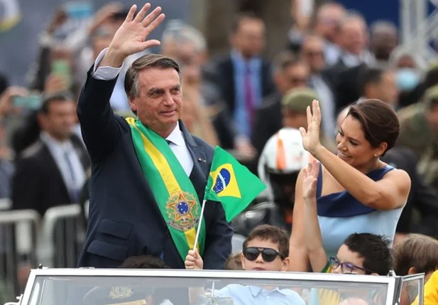 Bolsonaro acenando durante desfile 7 de setembro