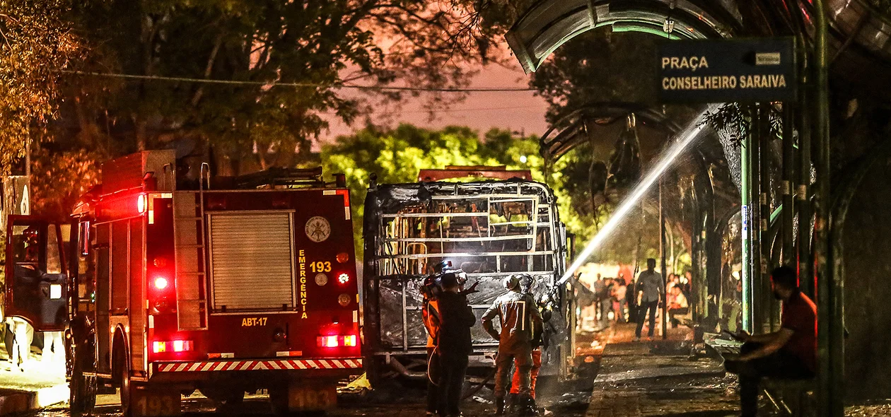 Bombeiros controlam incêndio em garagem de ônibus