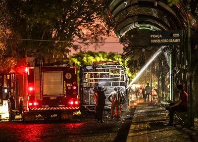 Bombeiros controlam incêndio em garagem de ônibus