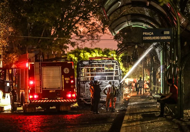 Bombeiros controlam incêndio em garagem de ônibus