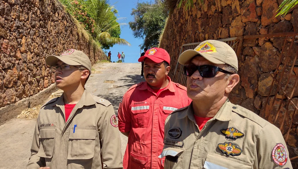 Bombeiros no local do afogamento