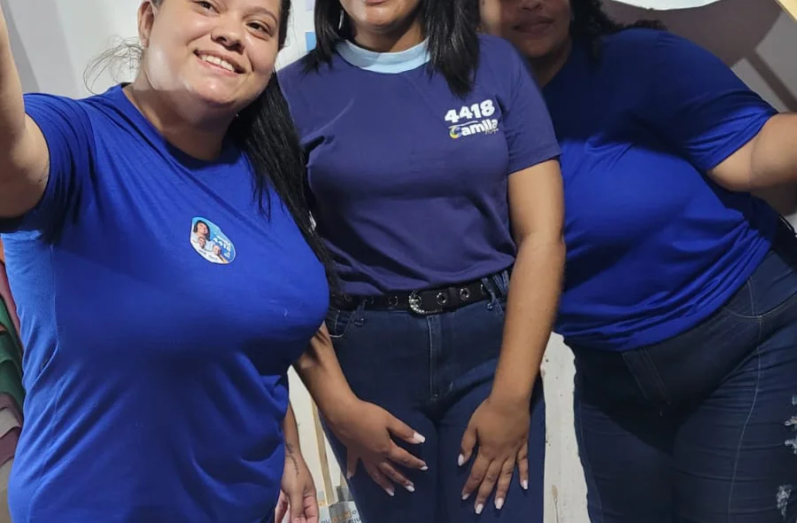 Camila Marques comemora encerramento dq campanha ao lado de juventude