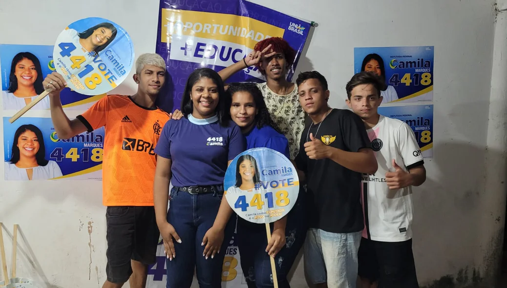 Camila Marques comemora encerramento dq campanha ao lado de juventude