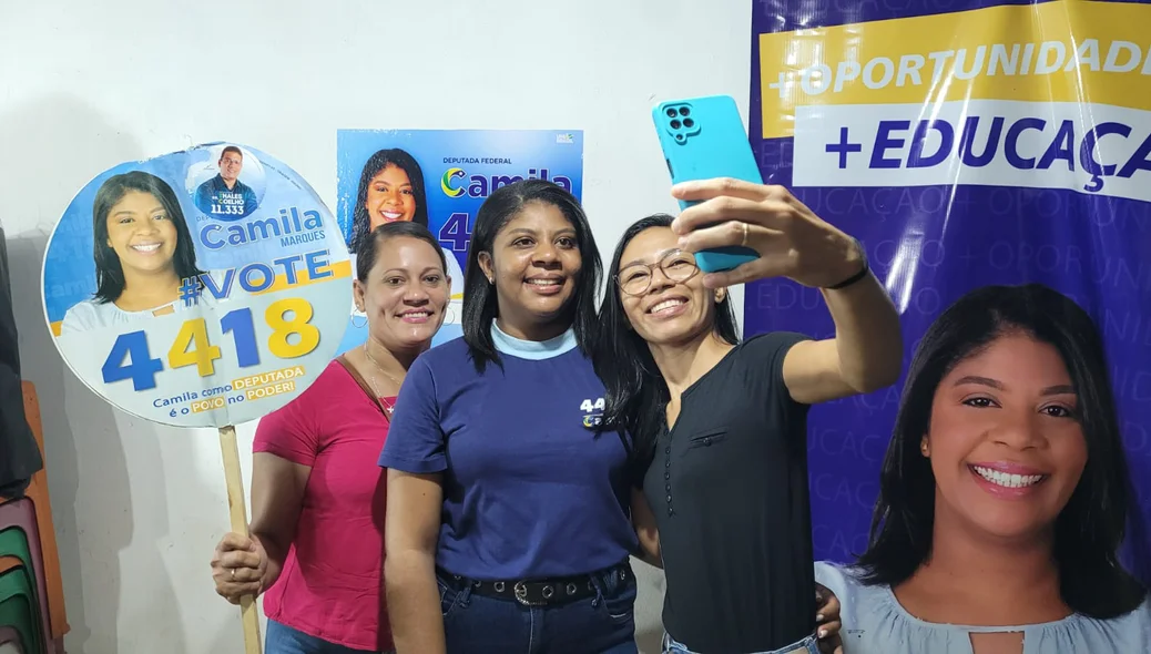 Camila Marques comemora encerramento dq campanha ao lado de juventude