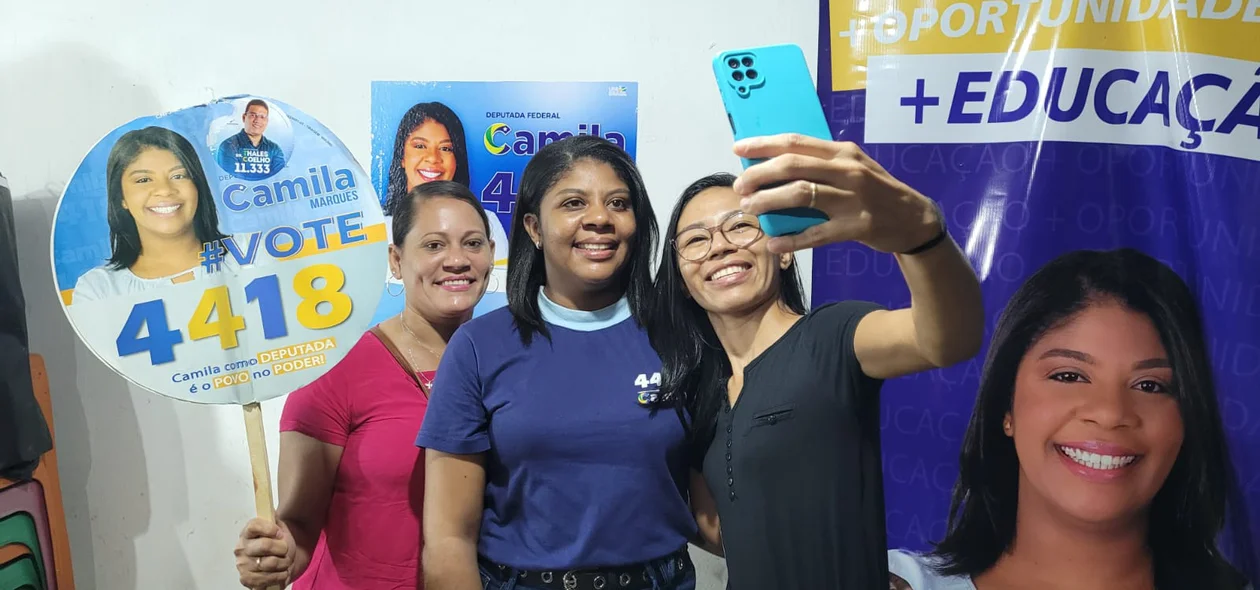 Camila Marques comemora encerramento dq campanha ao lado de juventude