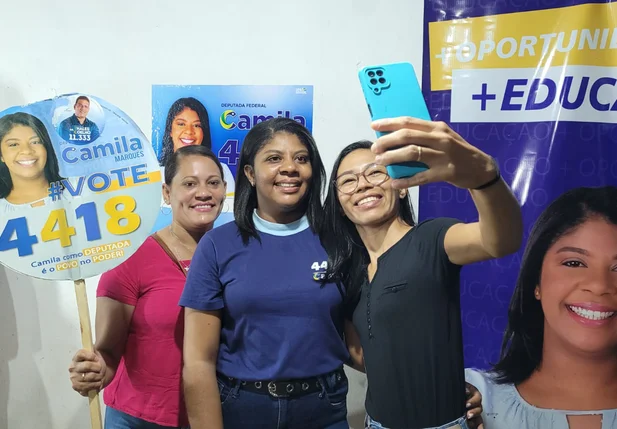 Camila Marques comemora encerramento dq campanha ao lado de juventude