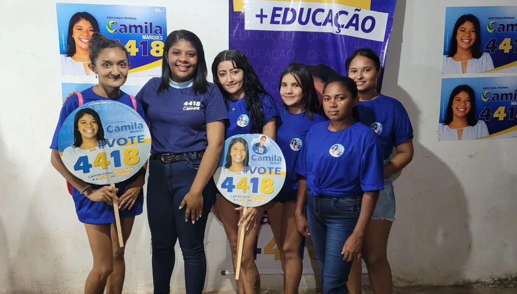 Camila Marques comemora encerramento dq campanha ao lado de juventude