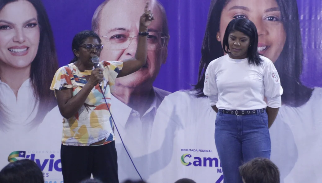Camila Marques durante reunião na zona sul de Teresina
