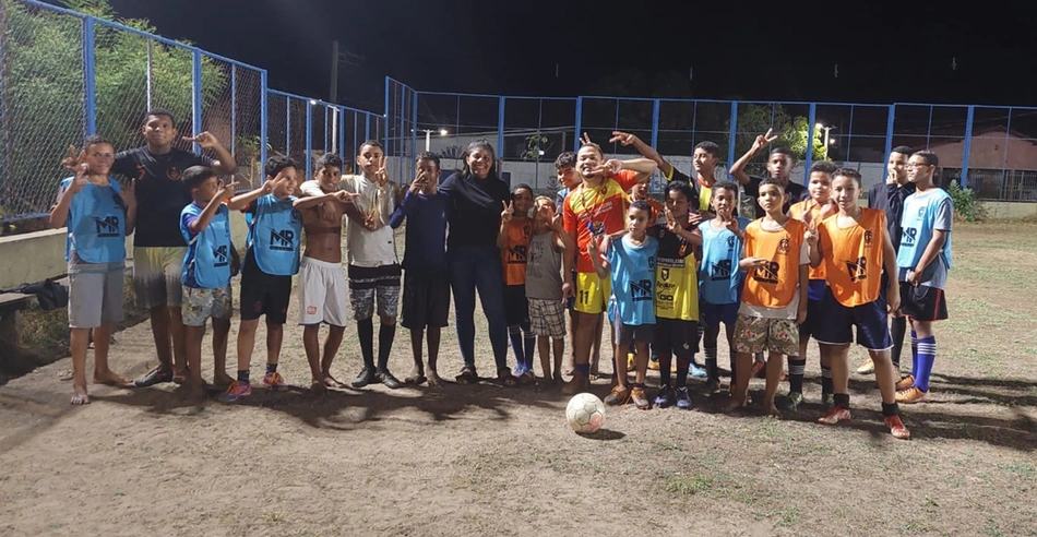 Camila Marques em escolinha de futebol