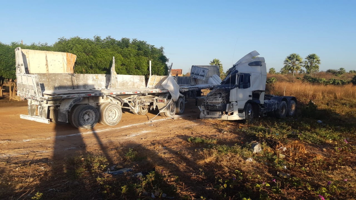 Caminhão tombou na BR 222