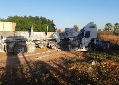 Caminhão tombou na BR 222
