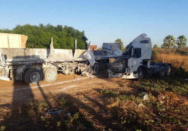 Caminhão tombou na BR 222