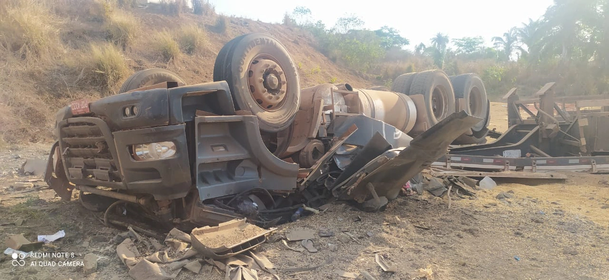 Caminhoneiro e esposa morrem após caminhão tombar no Piauí