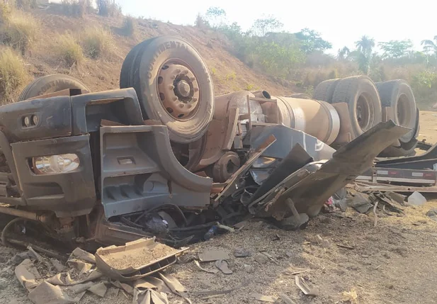 Caminhoneiro e esposa morrem após caminhão tombar no Piauí