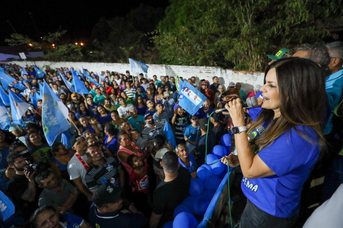 Candidata Iracema Portela discursando durante o ato