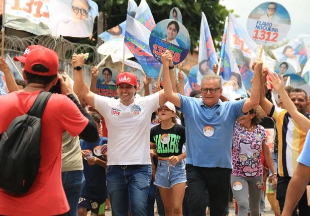 Candidatos durante caminhada pelas ruas do estado do Piauí
