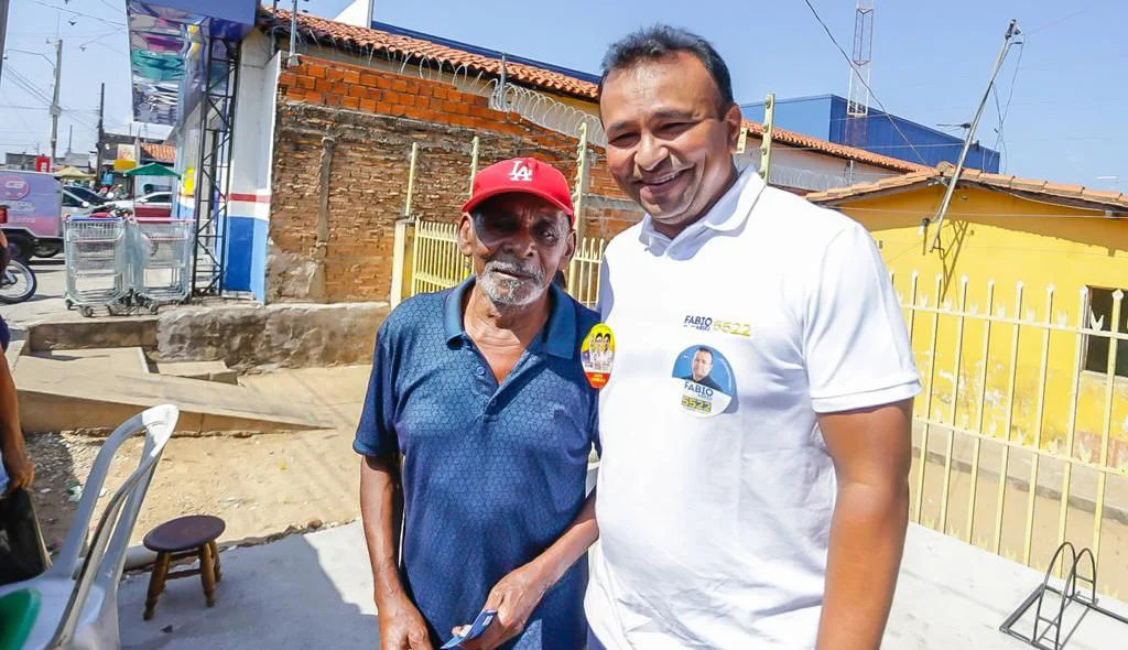 Capitão Fábio Abreu fez fotos e conversou com os moradores e comerciantes