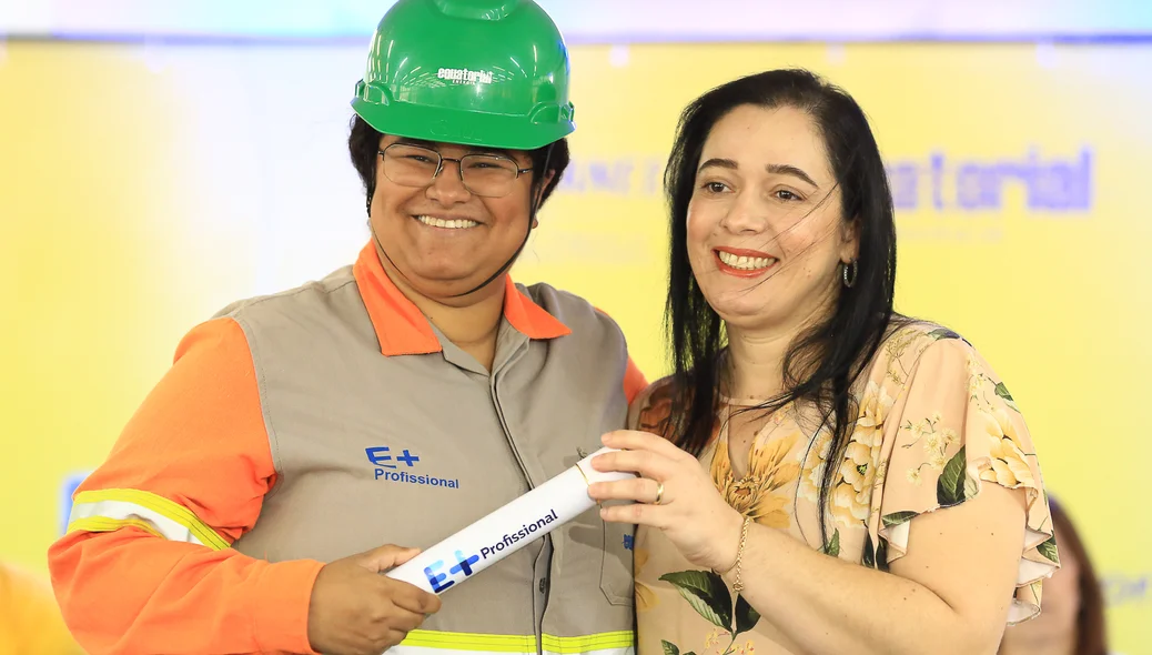 Carliane Aragão e Eline Melo, gerente das escolas do Senai Teresina