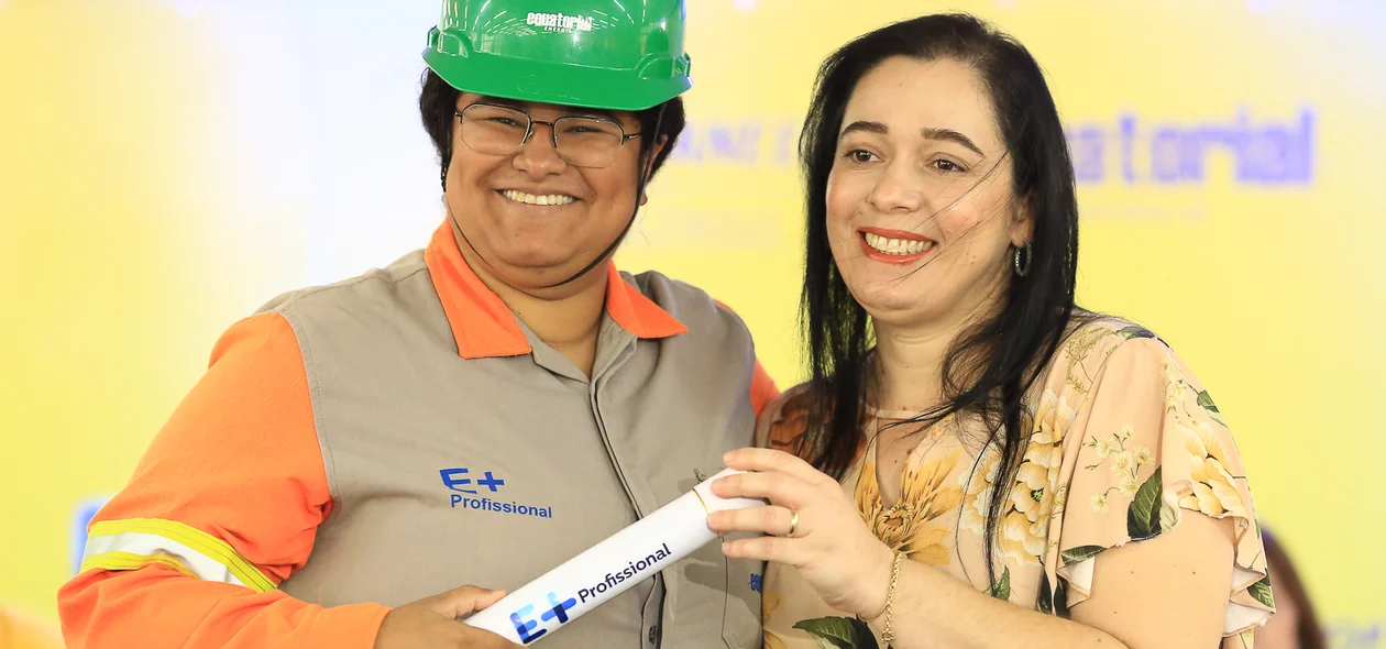 Carliane Aragão e Eline Melo, gerente das escolas do Senai Teresina