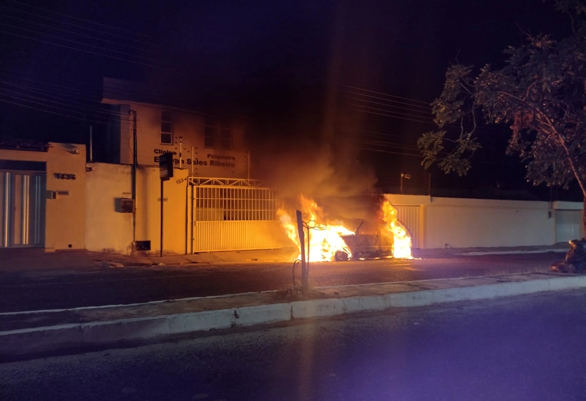 Carro pega fogo e fica destruído no Marquês