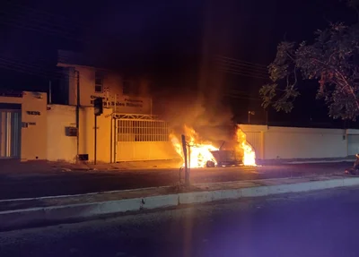 Carro pega fogo e fica destruído no Marquês