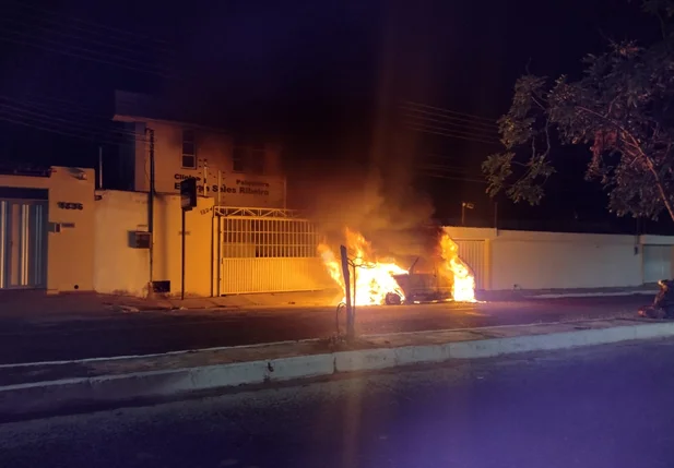 Carro pega fogo e fica destruído no Marquês