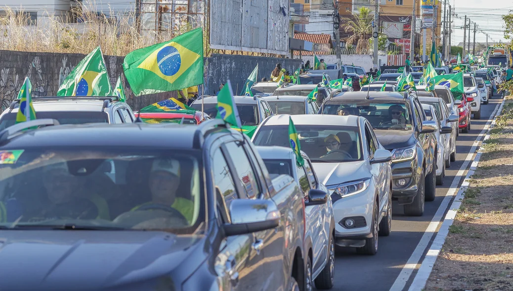 Carros com bandeiras do Brasil  durante o percurso