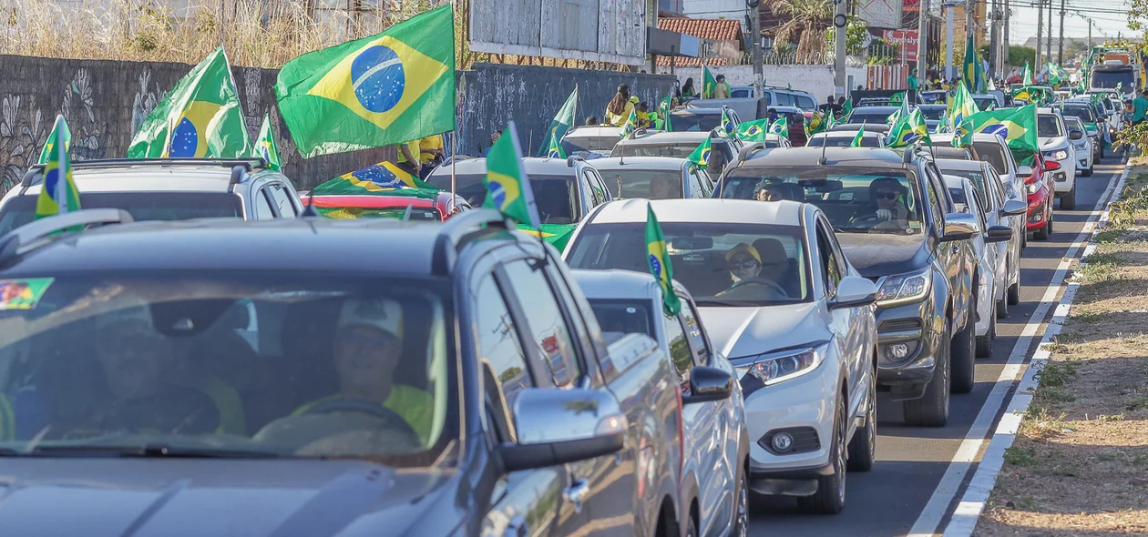 Carros com bandeiras do Brasil  durante o percurso
