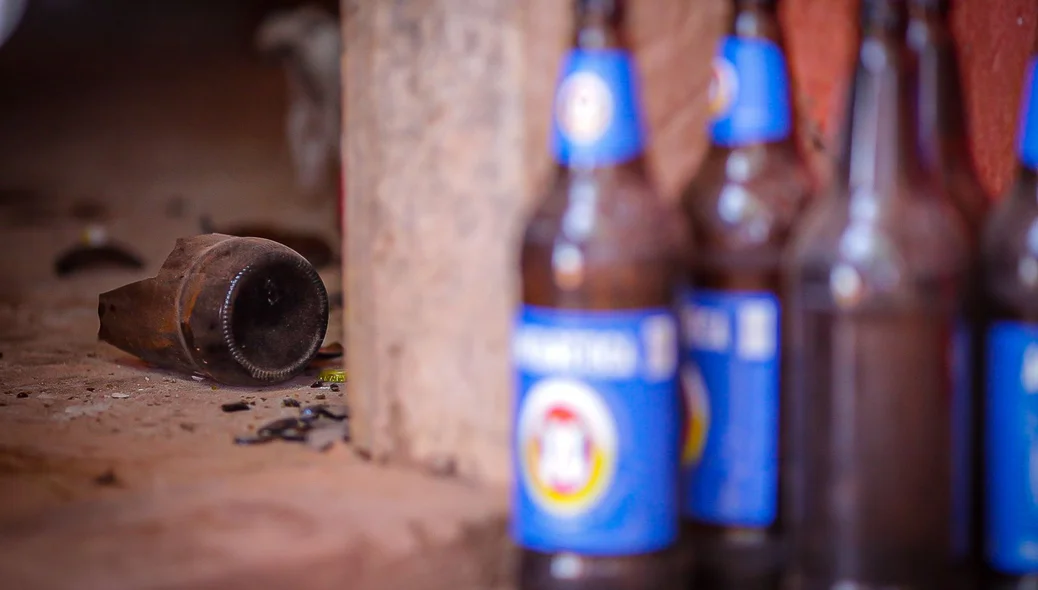 Cascos de cerveja espalhados na casa