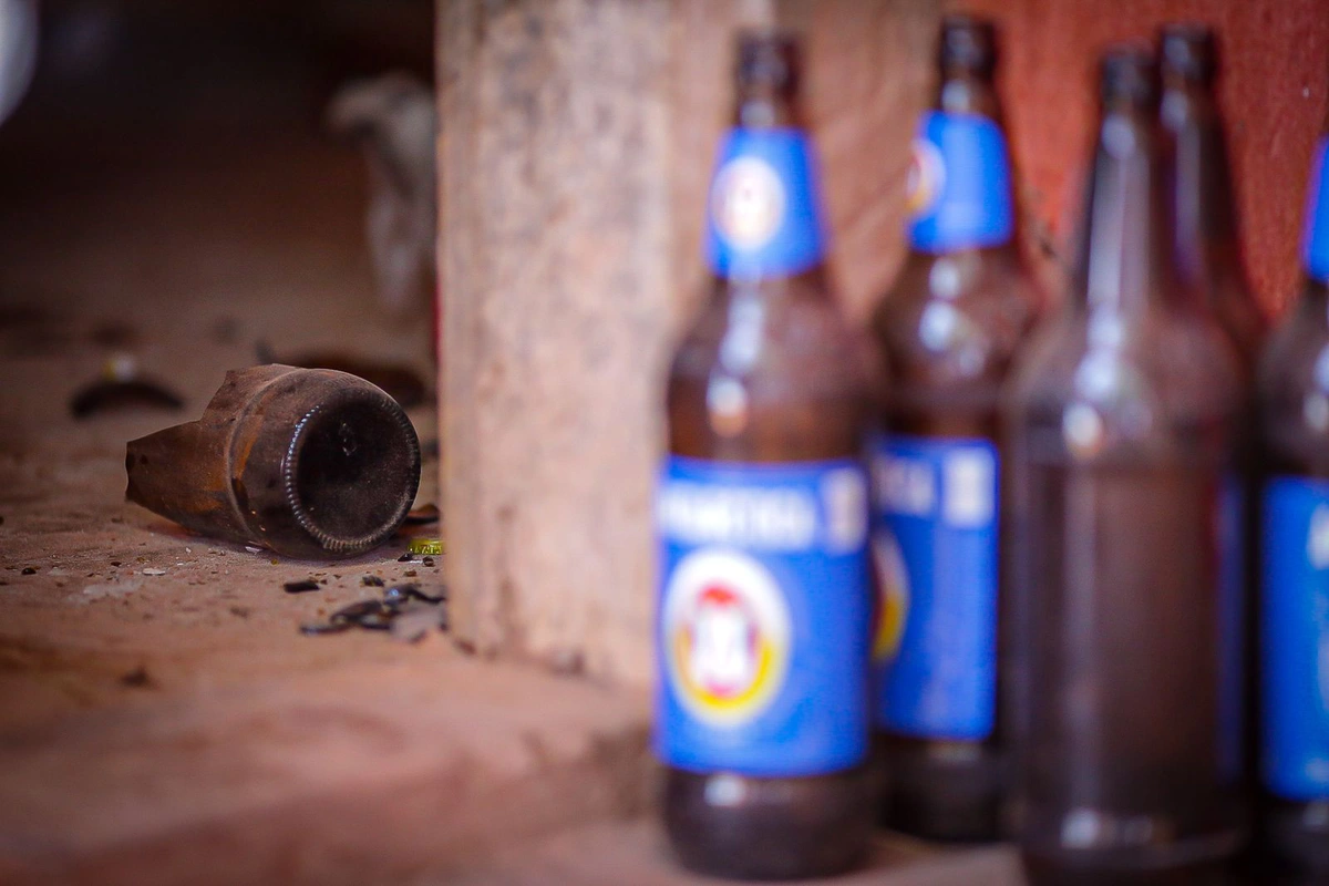 Cascos de cerveja espalhados na casa